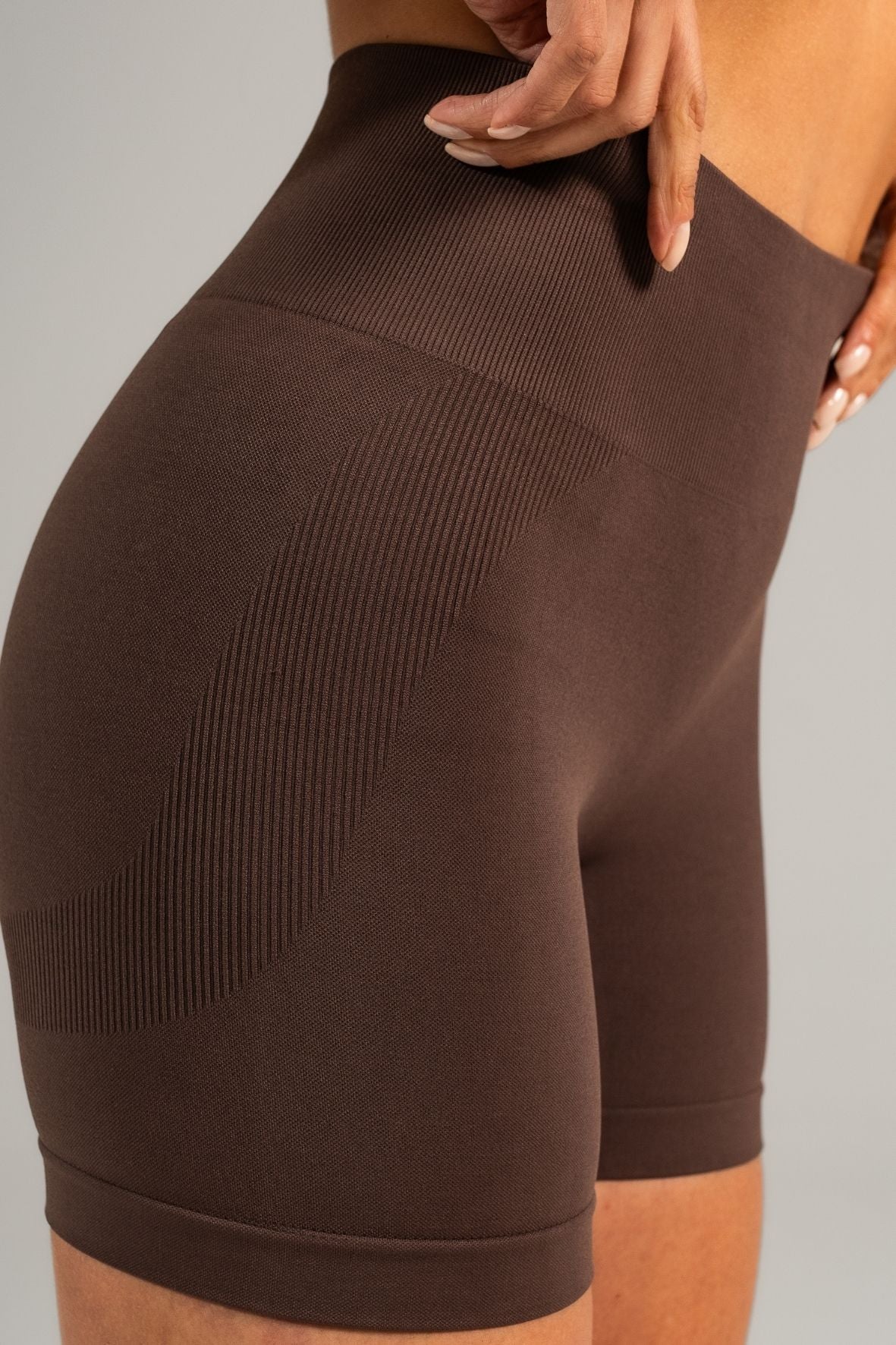 Conjunto sem costura shorts e top alça liso café