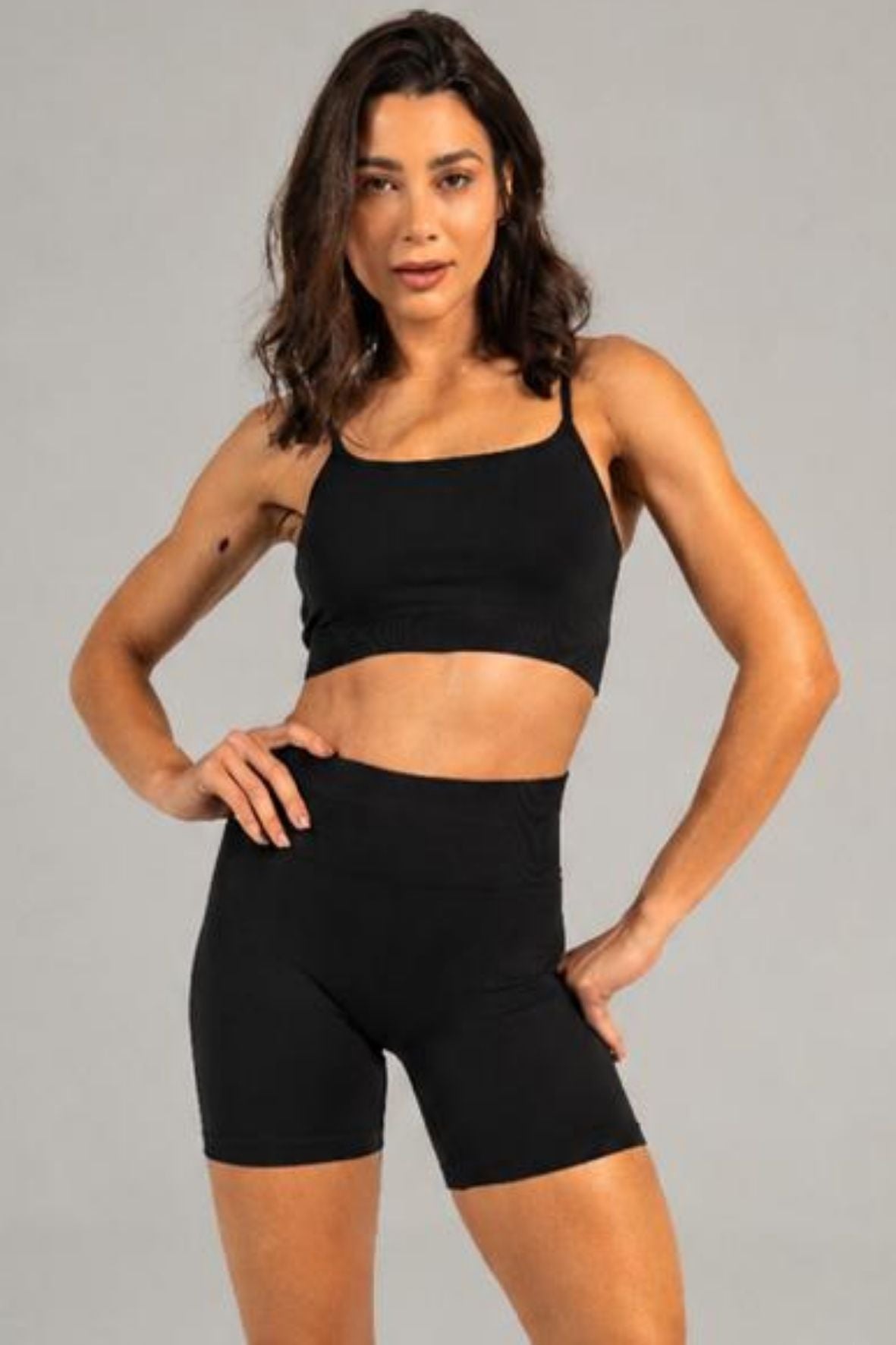 Conjunto sem costura shorts e top alça liso preto