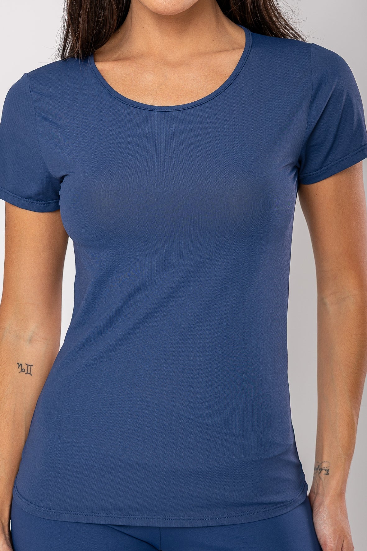 Camiseta fluido marinho (Modelagem menor que o padrão da marca)