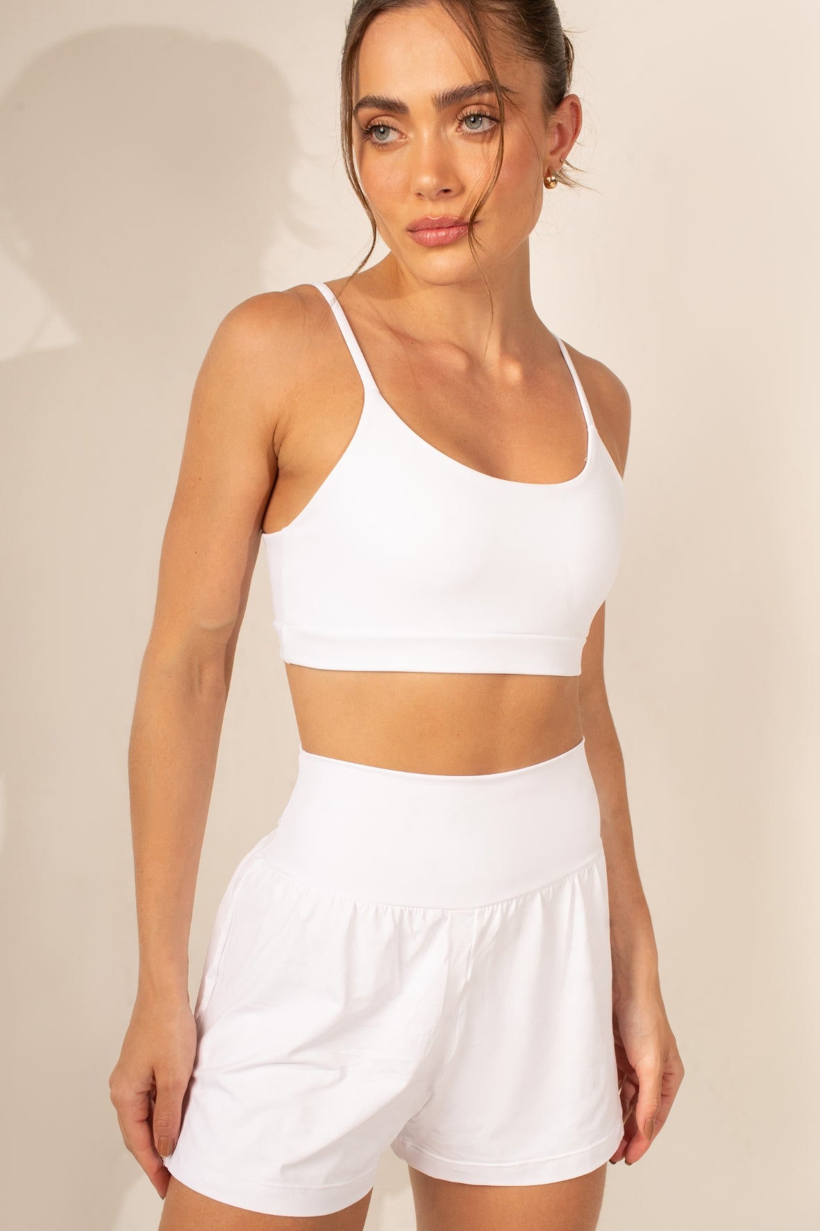 Conjunto shorts corrida dois bolsos e top basic branco