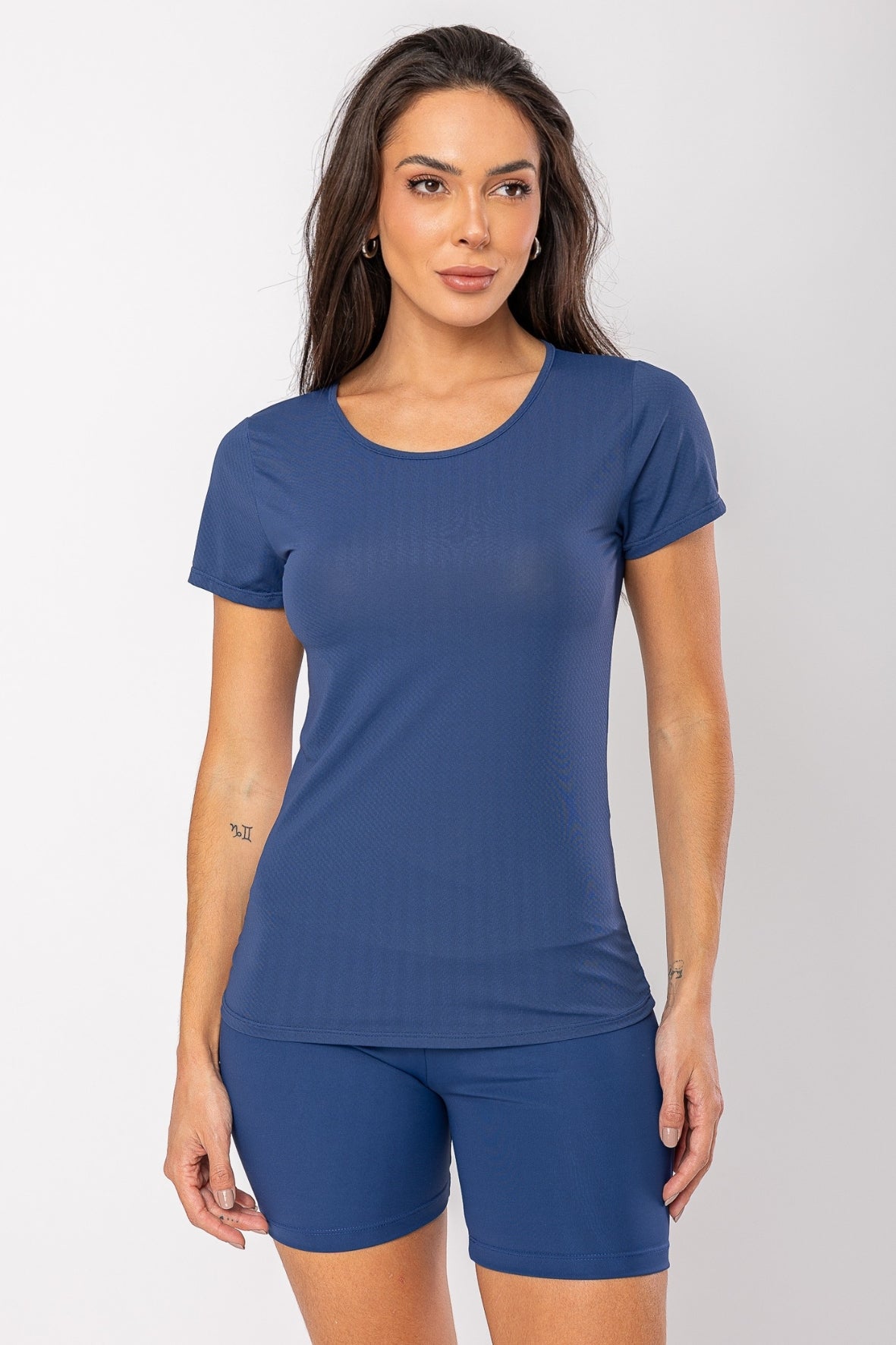 Camiseta fluido marinho (Modelagem menor que o padrão da marca)