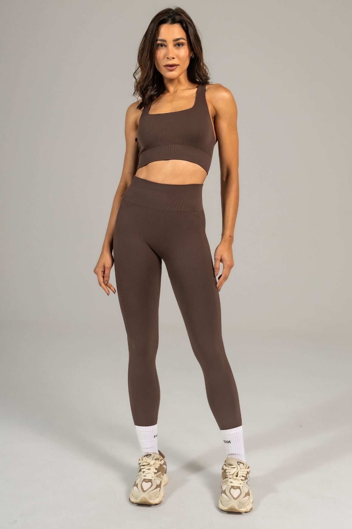 Conjunto sem costura legging e top liso nadador café