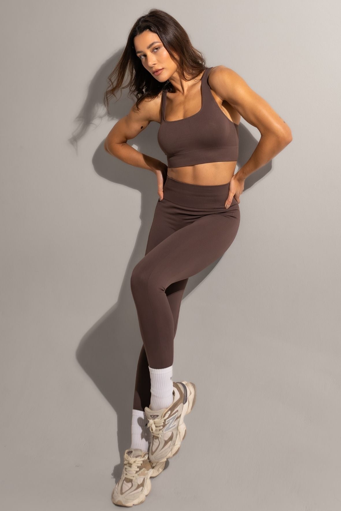 Conjunto sem costura legging e top liso nadador café