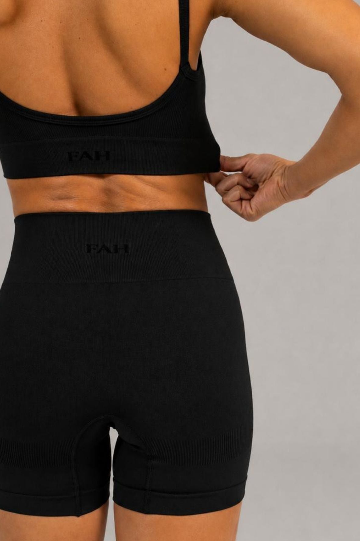 Conjunto sem costura shorts e top alça liso preto