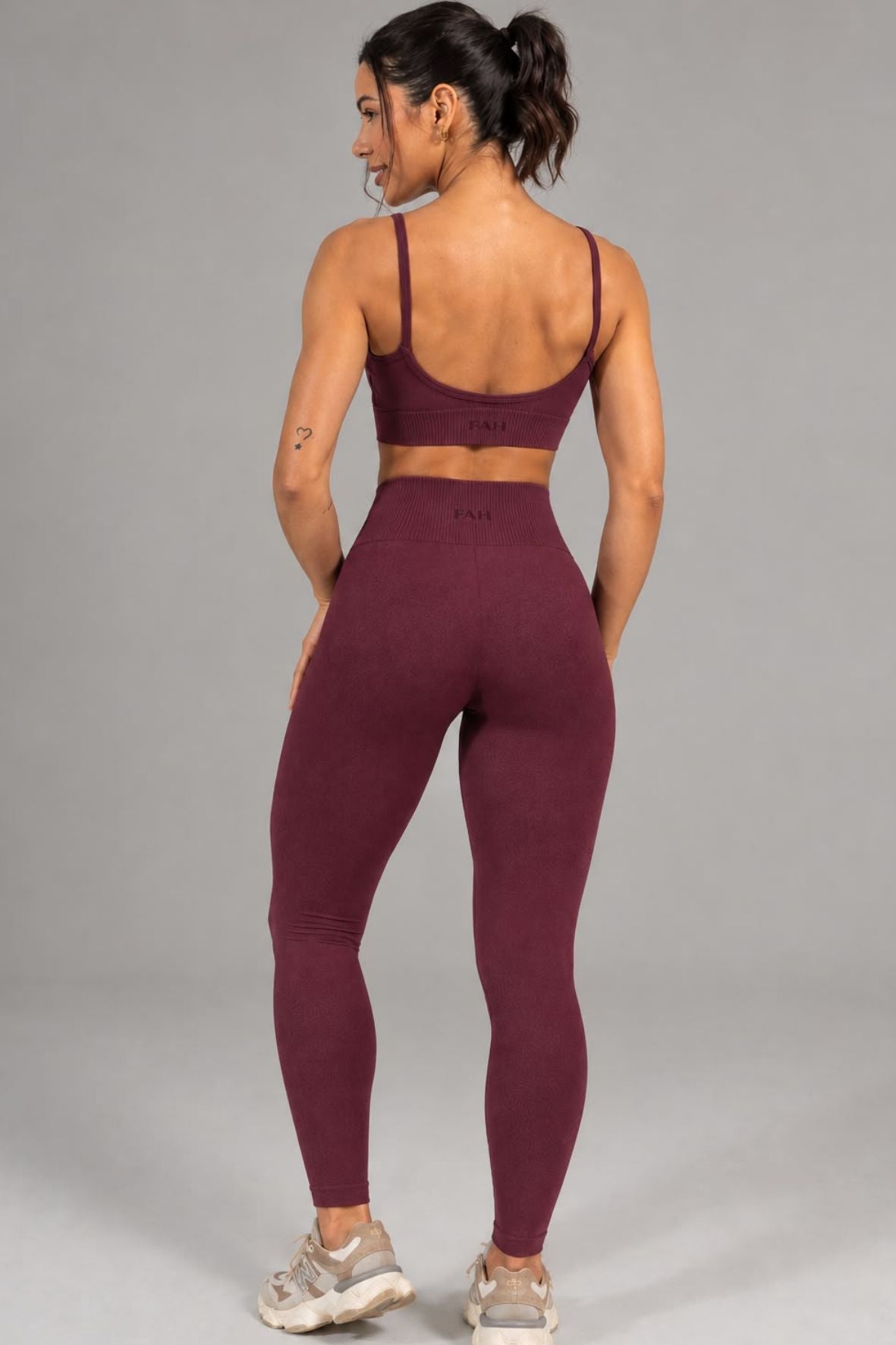 Conjunto sem costura legging e top alça ameixa