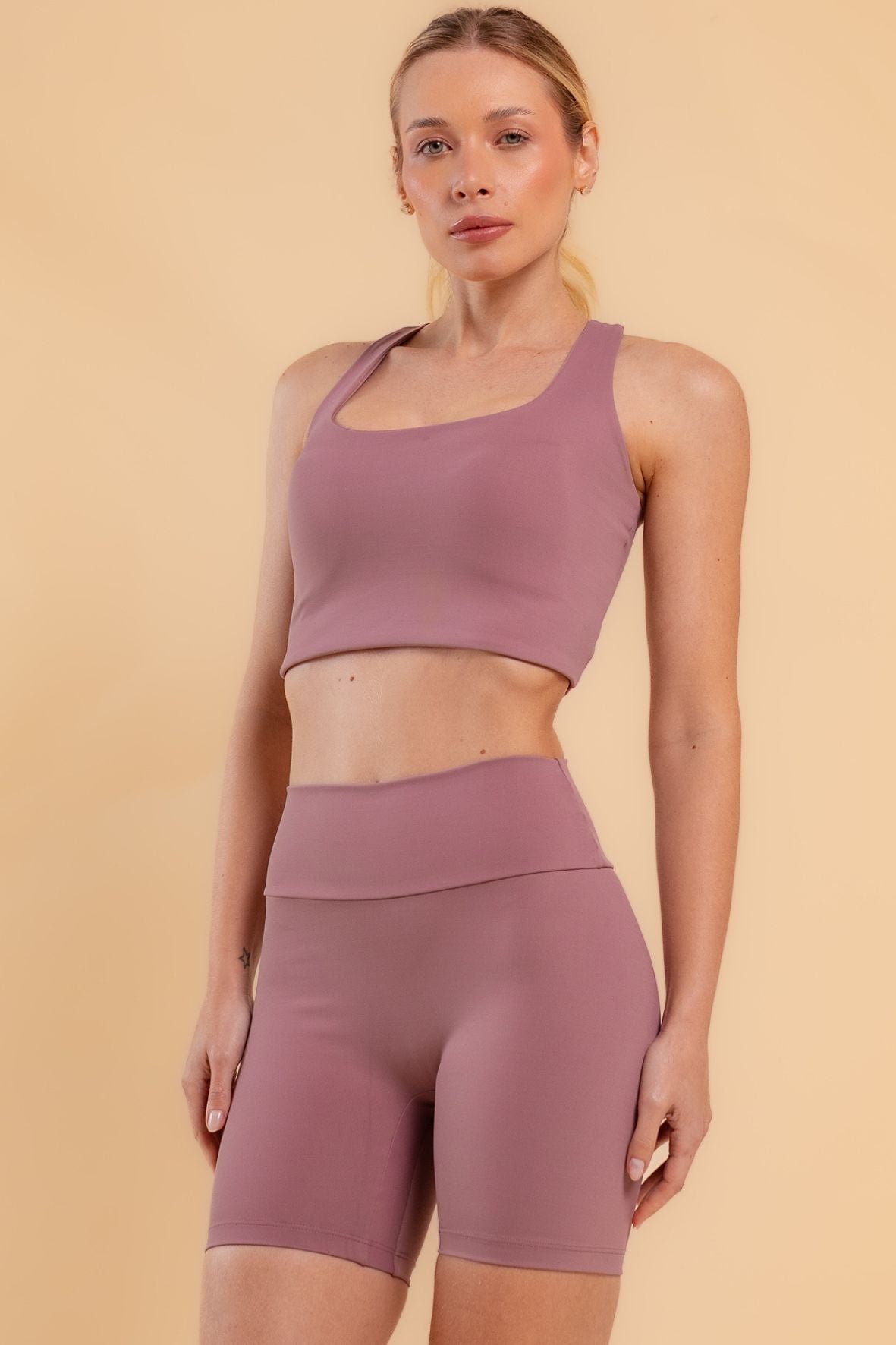 Shorts sem costura frontal sculpt satin