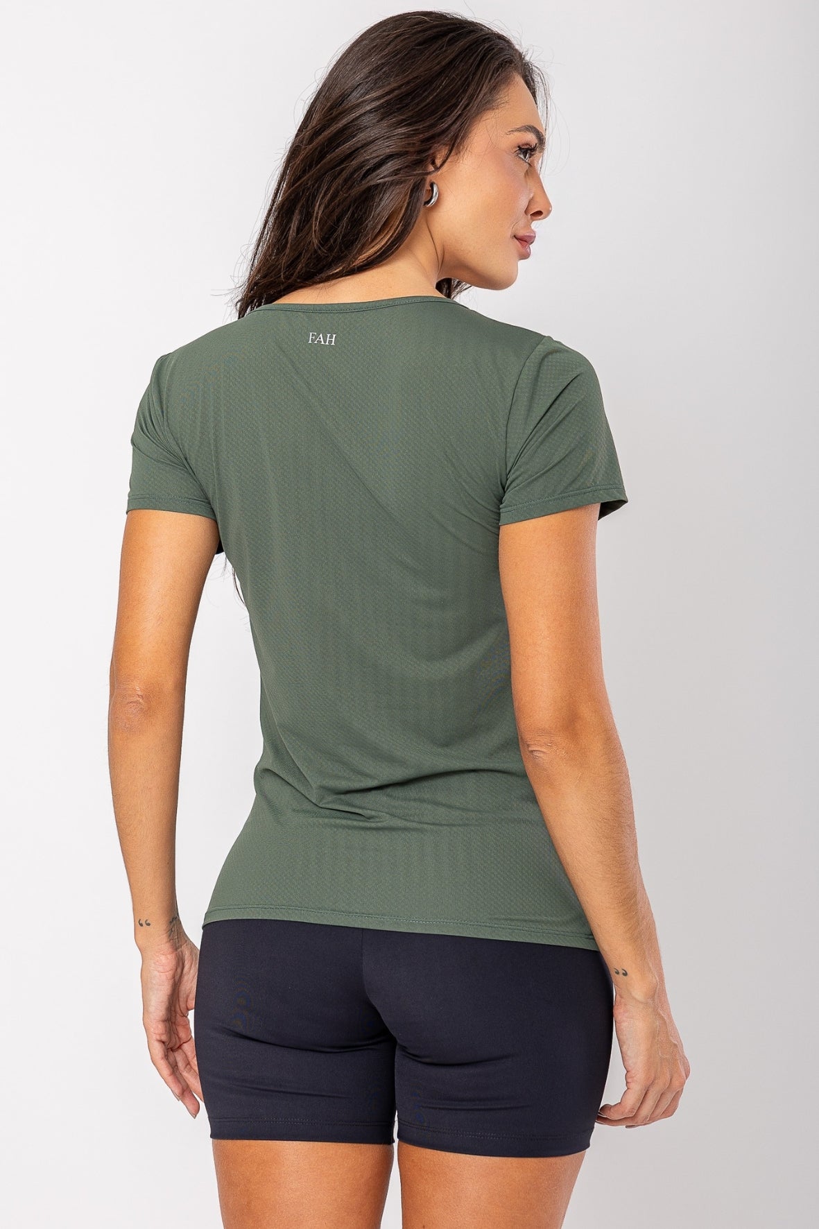Camiseta fluido verde escuro (Modelagem menor que o padrão da marca)