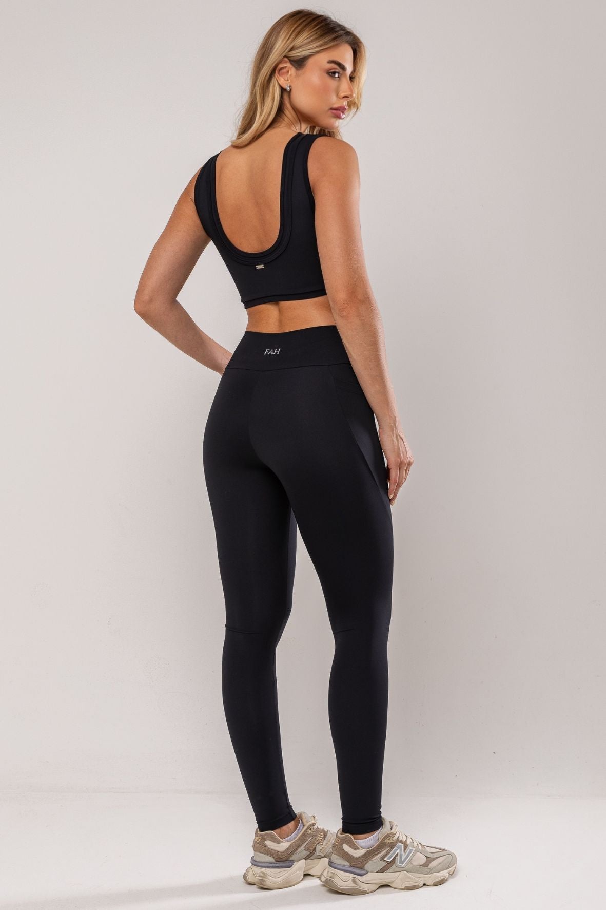 Conjunto Legging bolsos laterais e top camada dupla preto