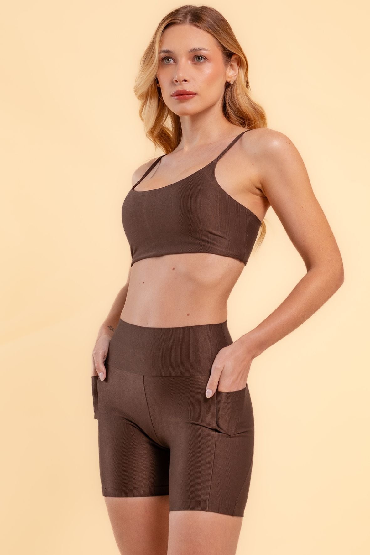 Conjunto shorts bolsos laterais e top alça lumen café