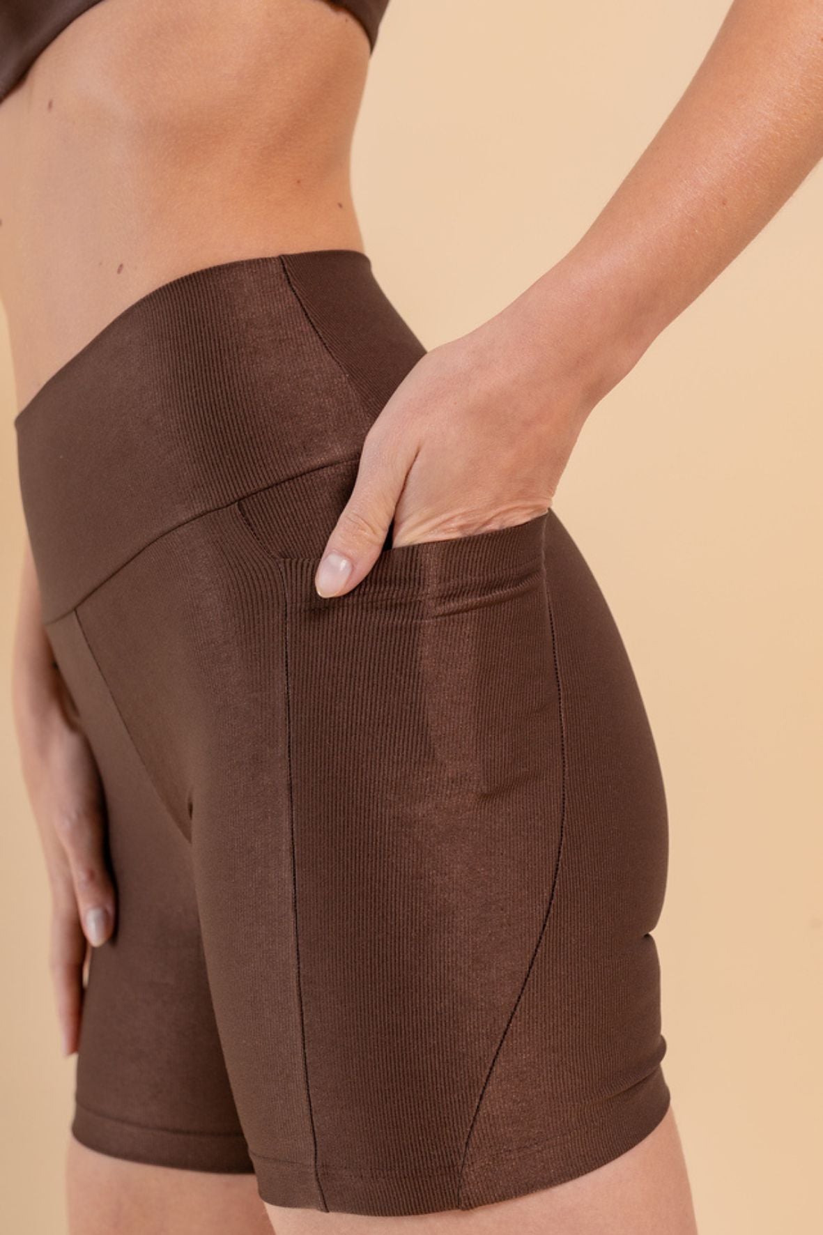 Conjunto shorts bolsos laterais e top alça lumen café