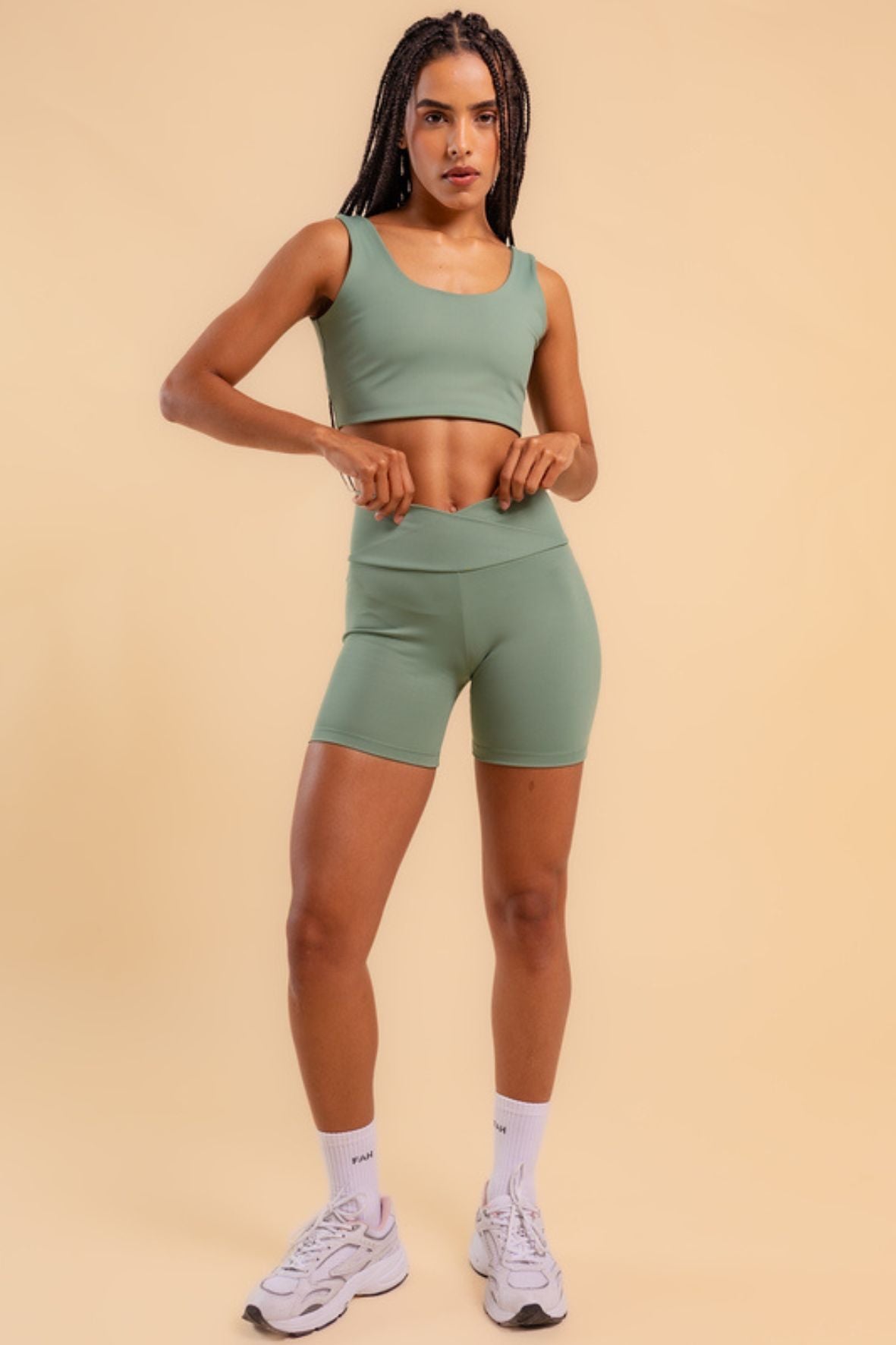 Conjunto shorts transpasse e top decote U sculpt verde claro