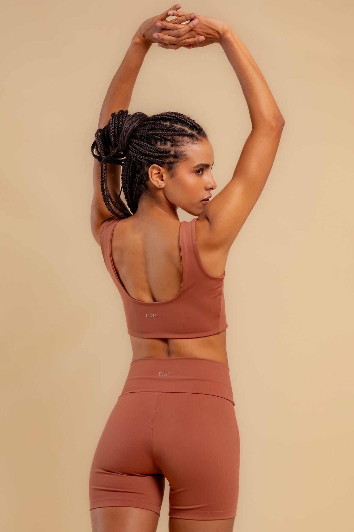 Conjunto shorts transpasse e top decote U sculpt avelã