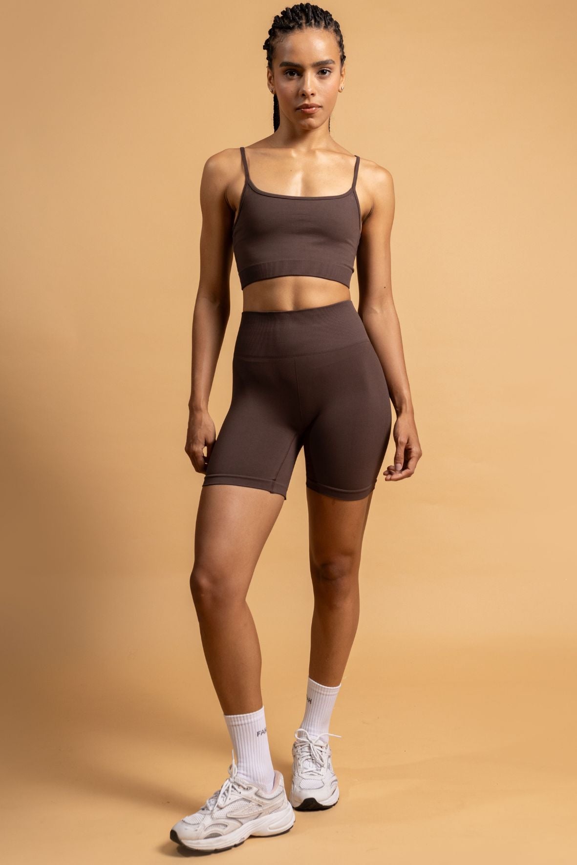 Conjunto shorts listra lateral sem costura café