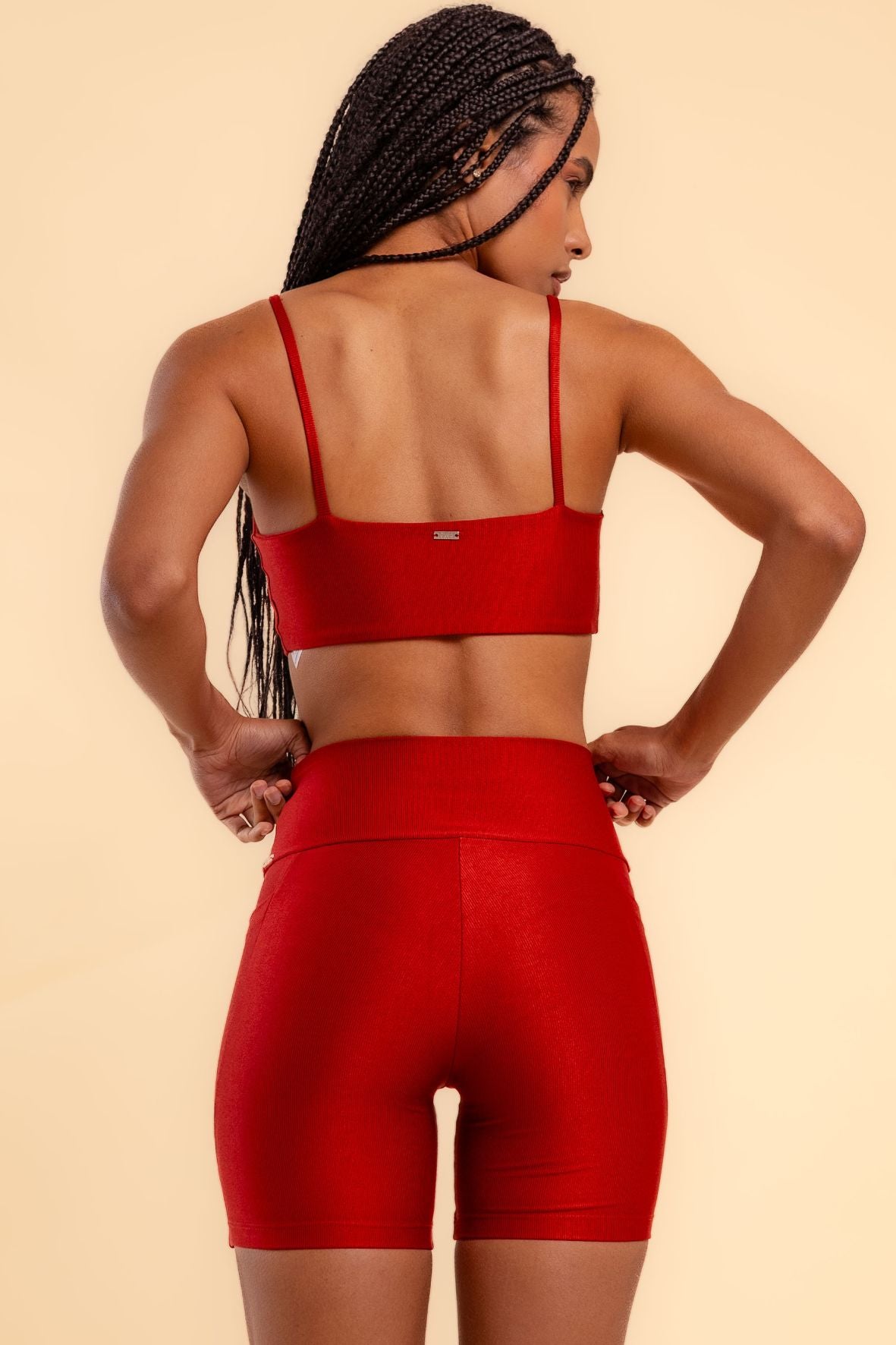 Shorts bolsos laterais com leve brilho lumen rubi