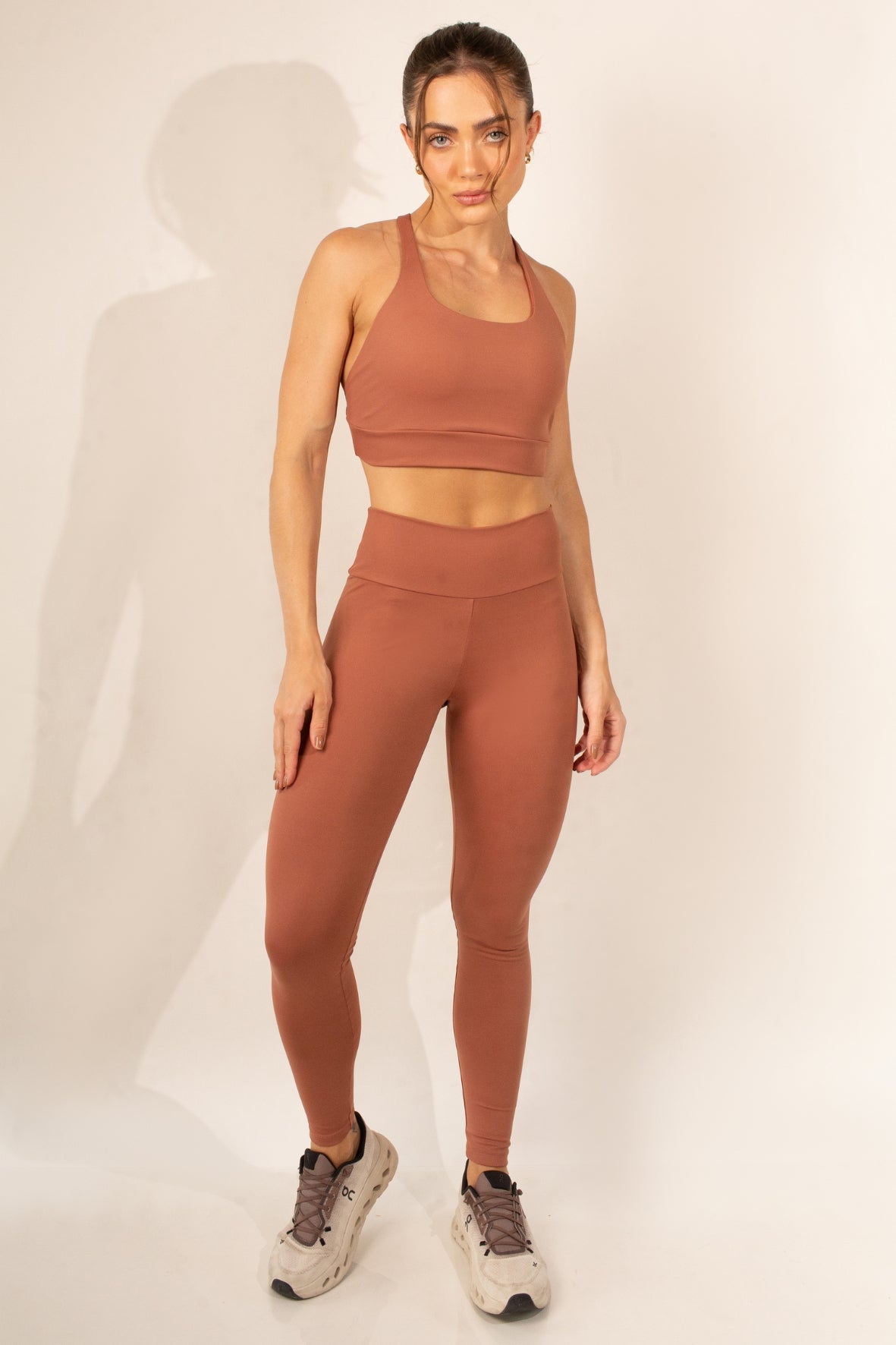 Conjunto legging empina bumbum e top costas cruzadas sculpt avelã