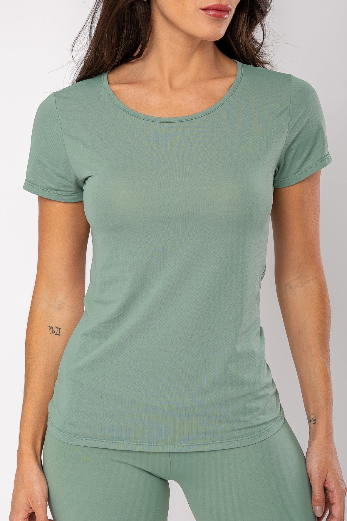 Camiseta fluido verde claro (Modelagem menor que o padrão da marca)