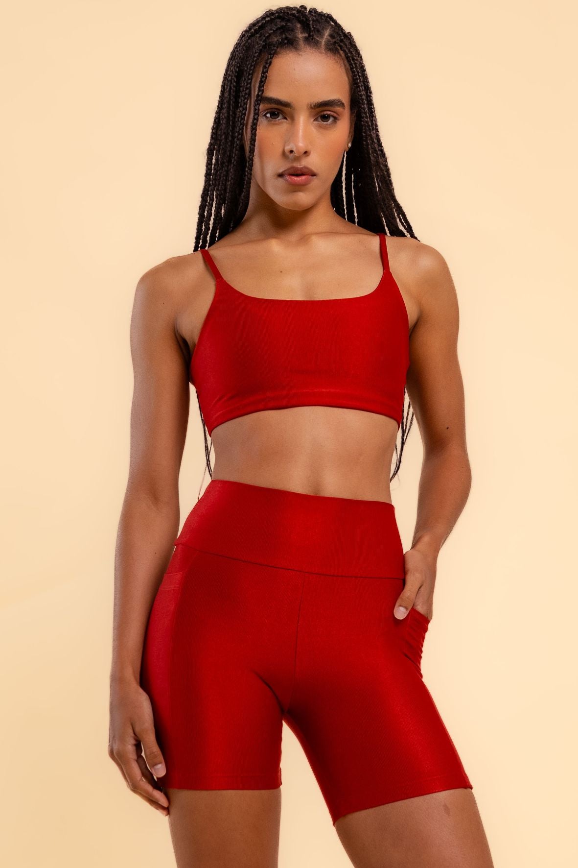 Shorts bolsos laterais com leve brilho lumen rubi