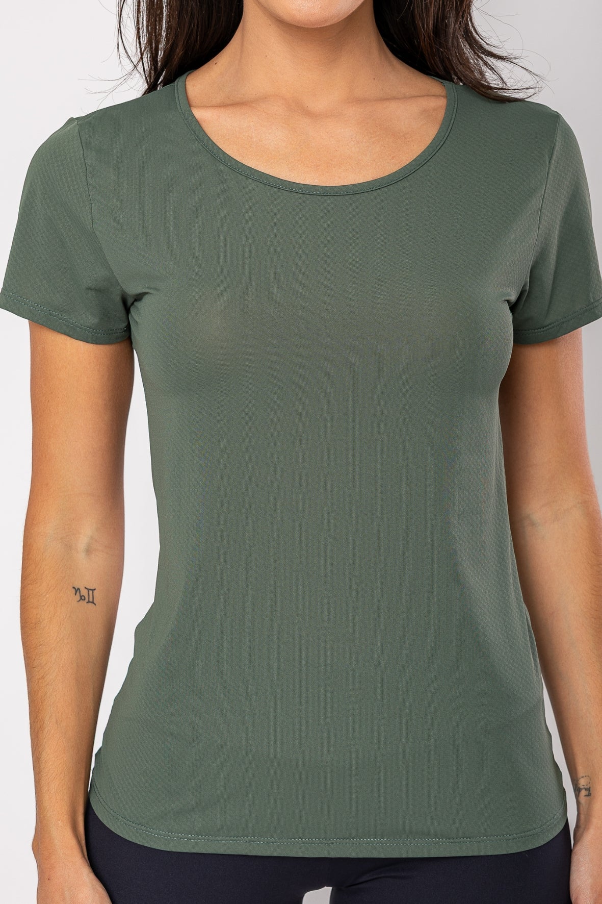 Camiseta fluido verde escuro (Modelagem menor que o padrão da marca)
