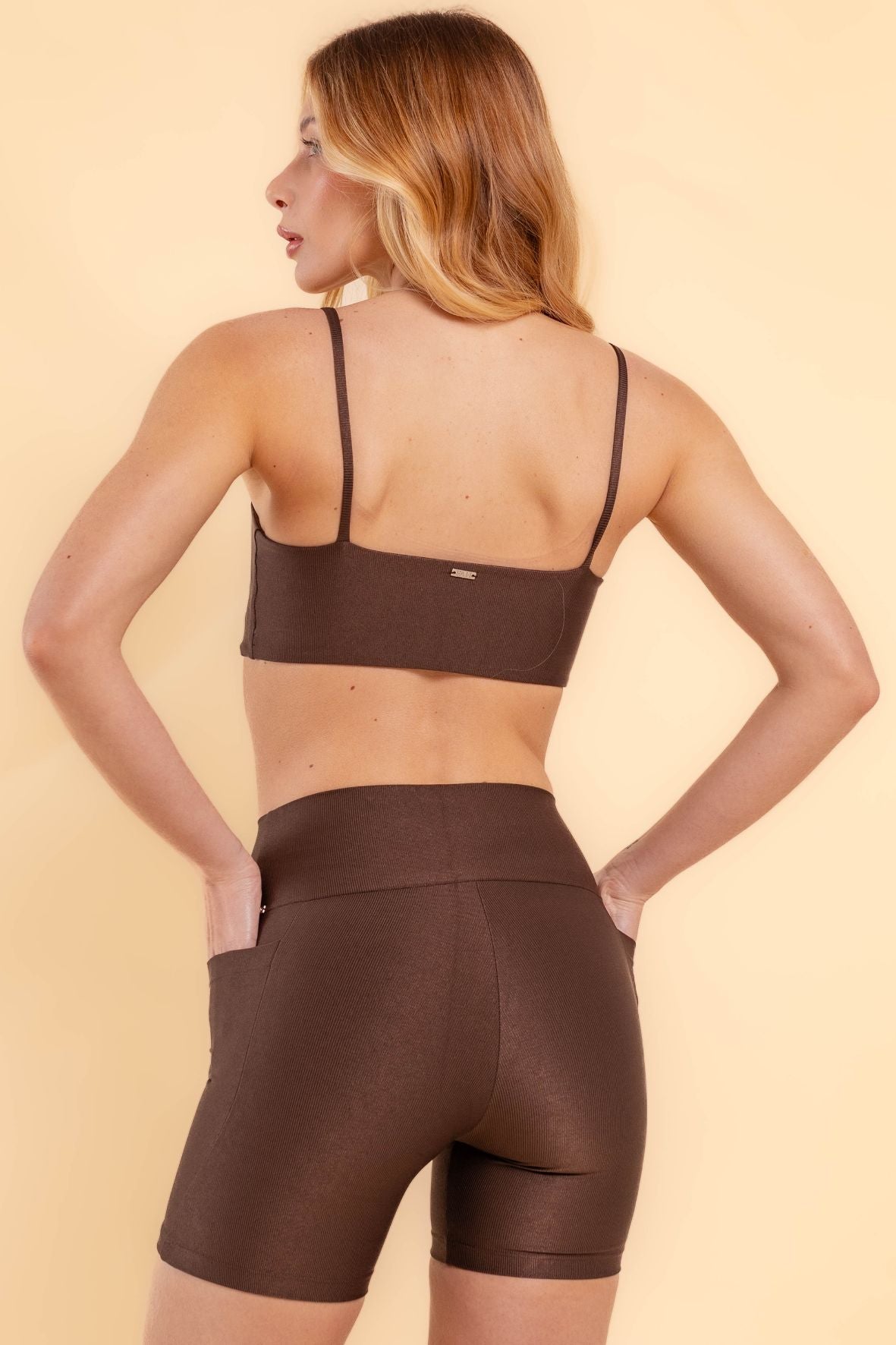 Shorts bolsos laterais com leve brilho lumen café