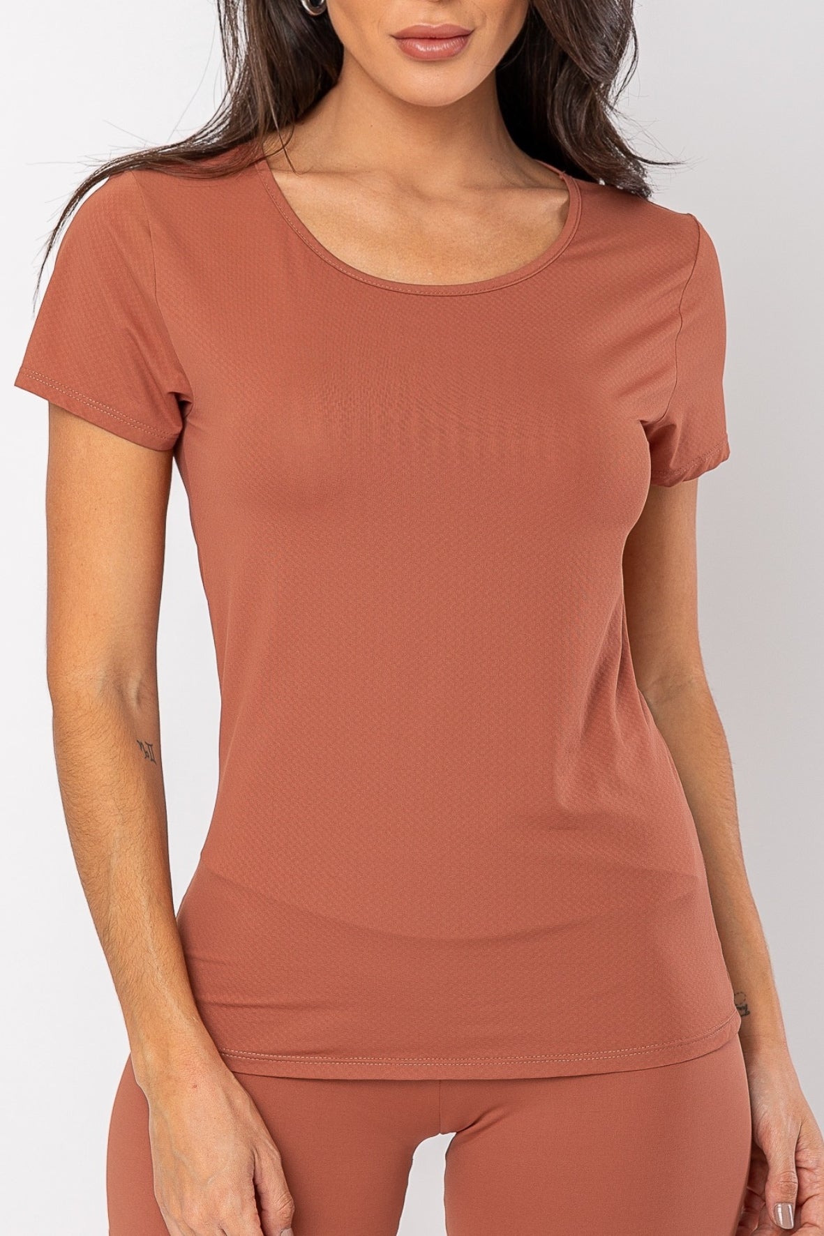 Camiseta fluido avelã (Modelagem menor que o padrão da marca)