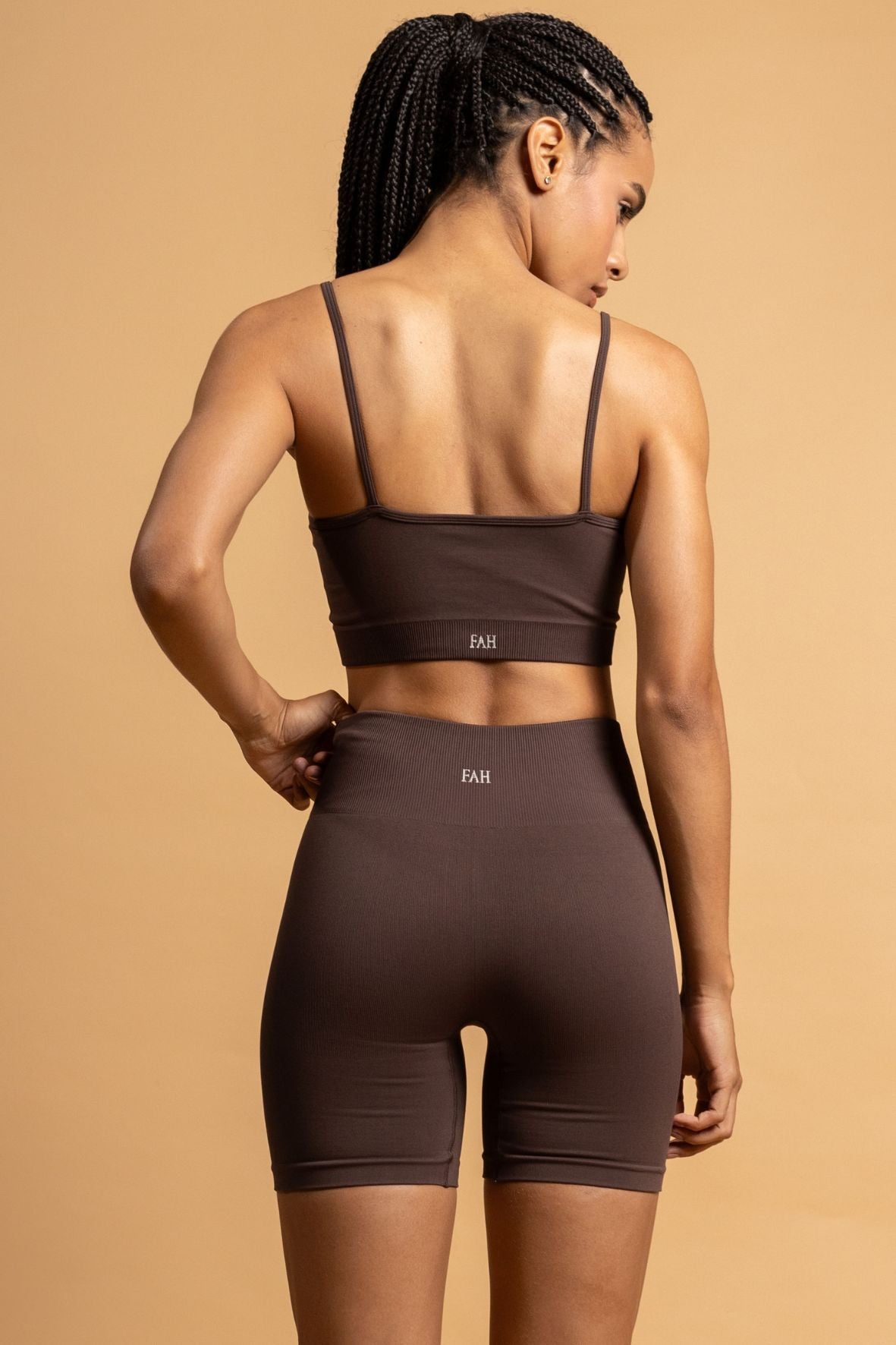 Shorts listra lateral sem costura  café