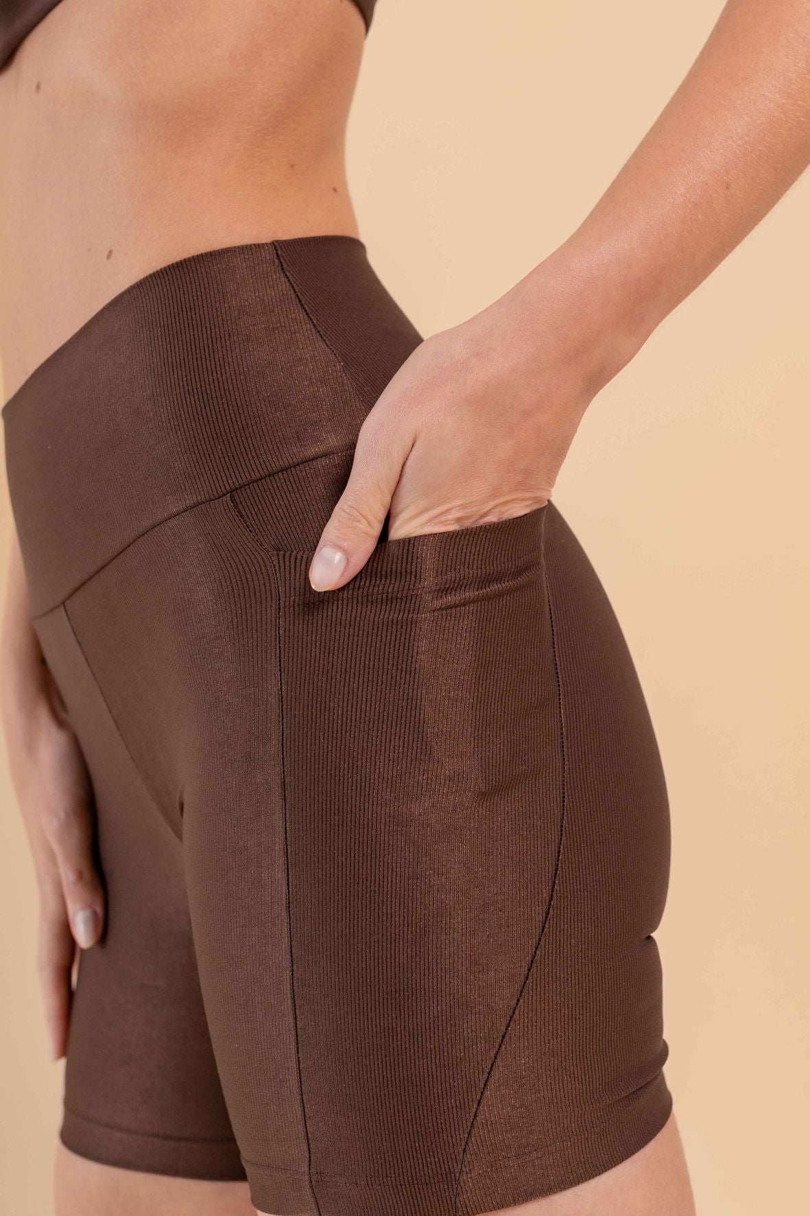 Shorts bolsos laterais com leve brilho lumen café