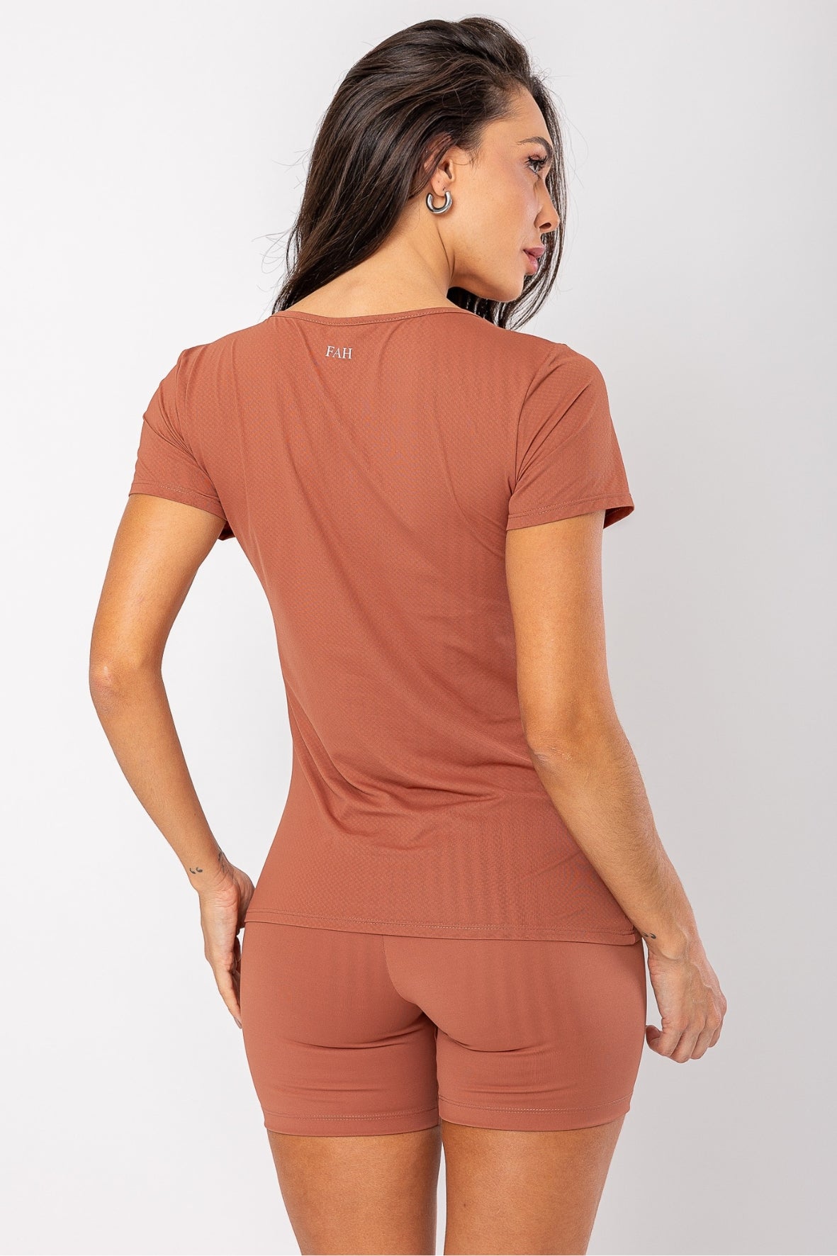 Camiseta fluido avelã (Modelagem menor que o padrão da marca)