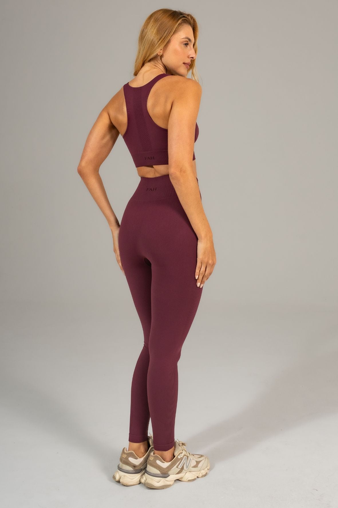 Conjunto sem costura legging e top nadador ameixa
