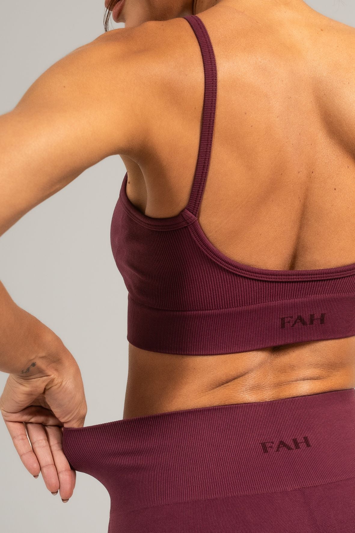 Conjunto sem costura legging e top alça ameixa