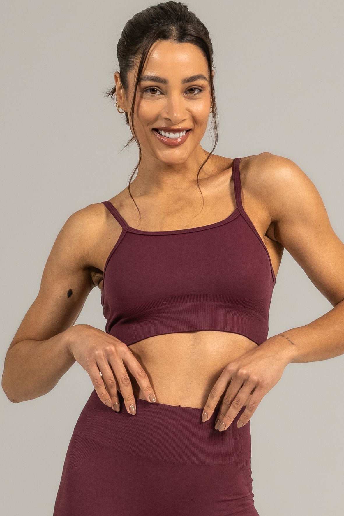 Conjunto sem costura shorts e top alça ameixa