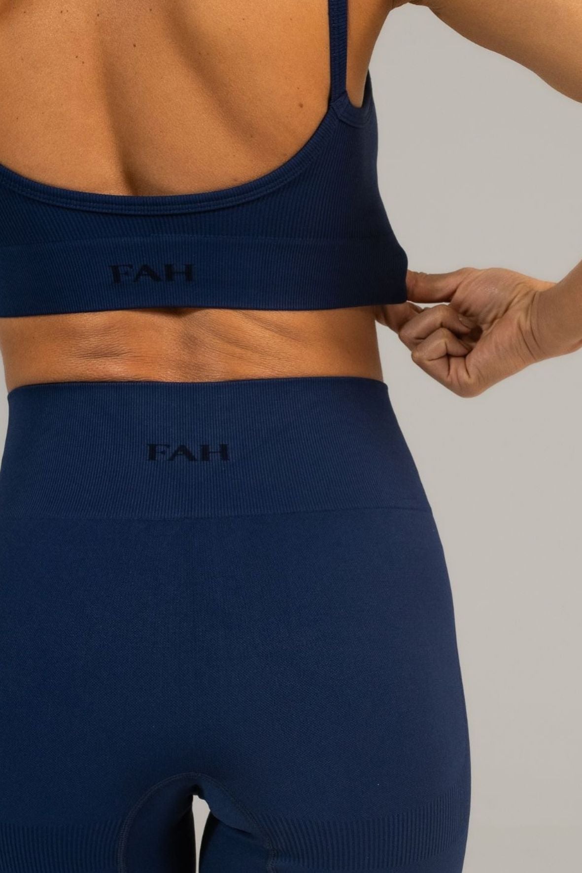Conjunto sem costura top alcinha e legging lisa azul noite