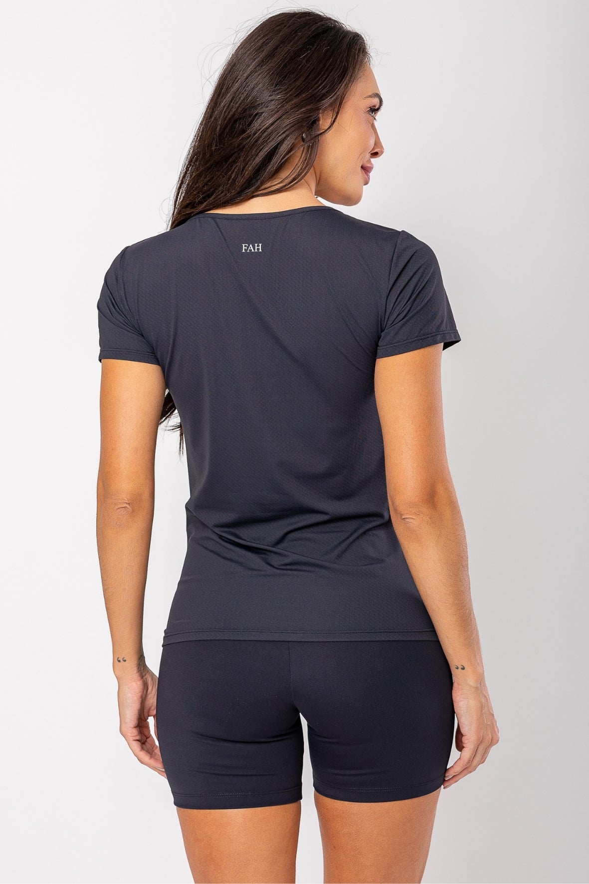 Camiseta fluido preto (Modelagem menor que o padrão da marca)