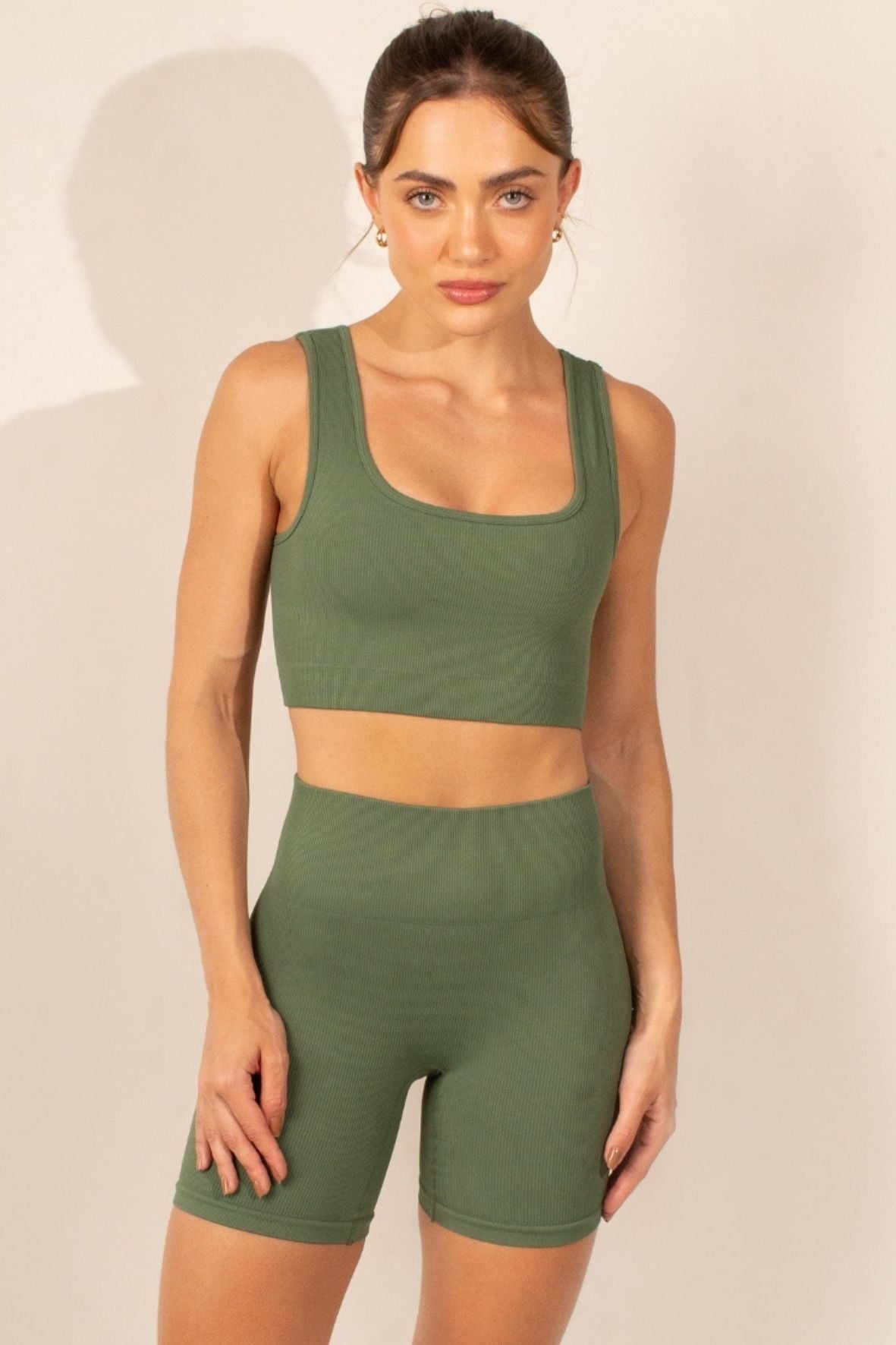Shorts sem costura verde militar