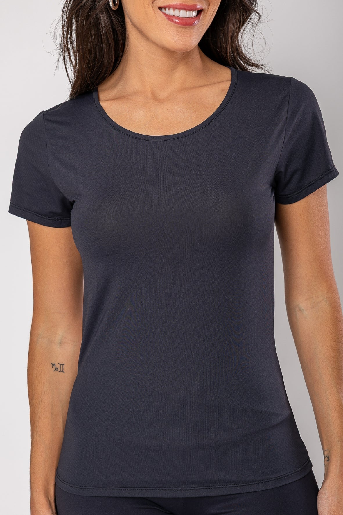 Camiseta fluido preto (Modelagem menor que o padrão da marca)