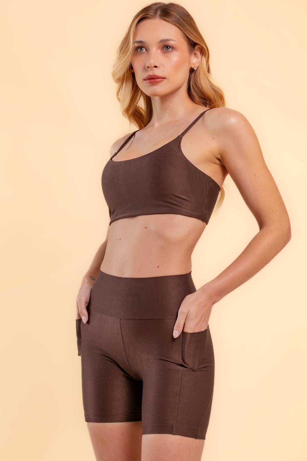 Shorts bolsos laterais com leve brilho lumen café